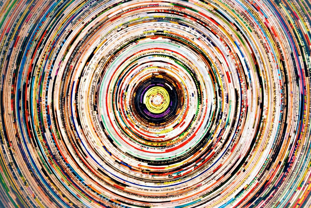cerchi concentrici colorati composti da pagine arrotolate con effetto ipnotico - medipthazione