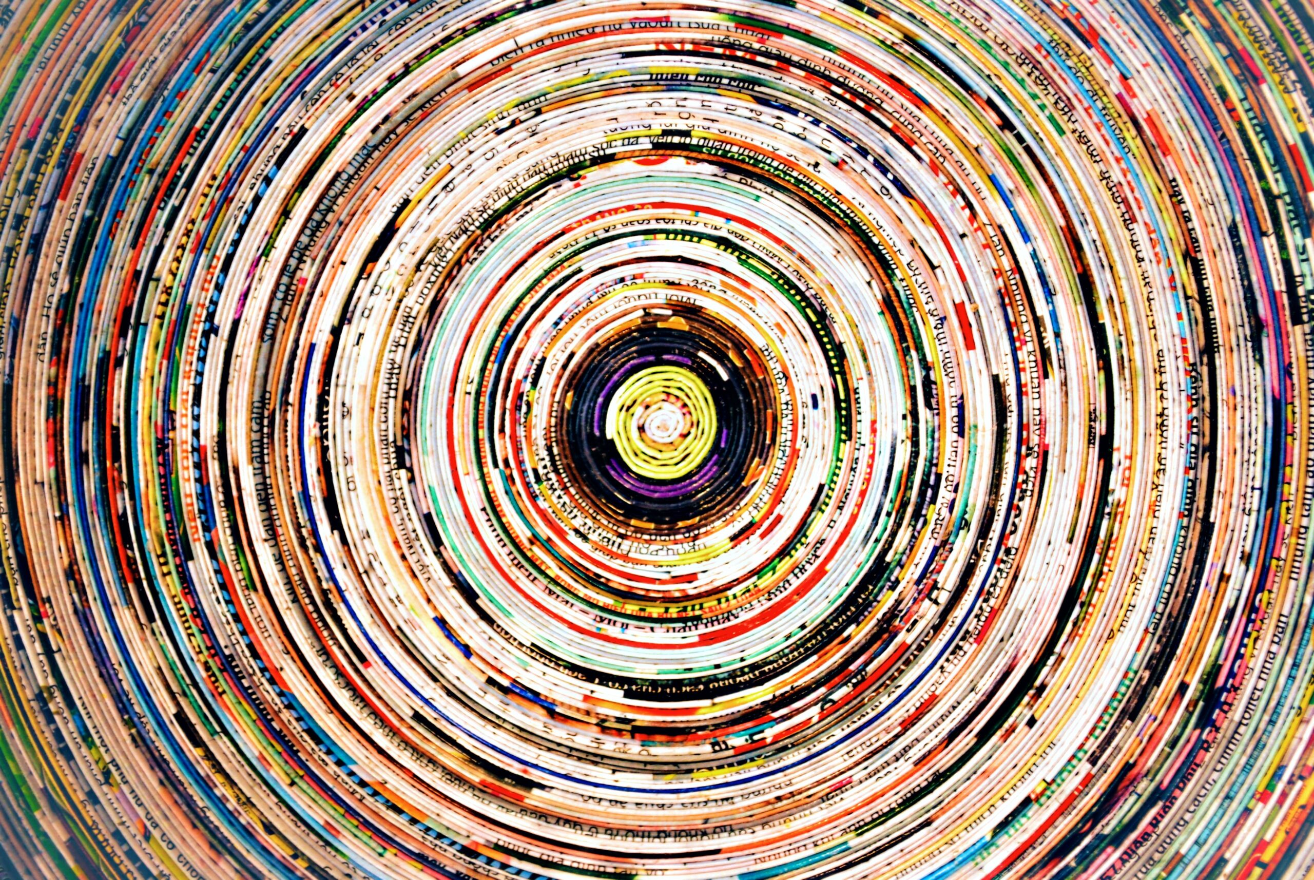 cerchi concentrici colorati composti da pagine arrotolate con effetto ipnotico - medipthazione