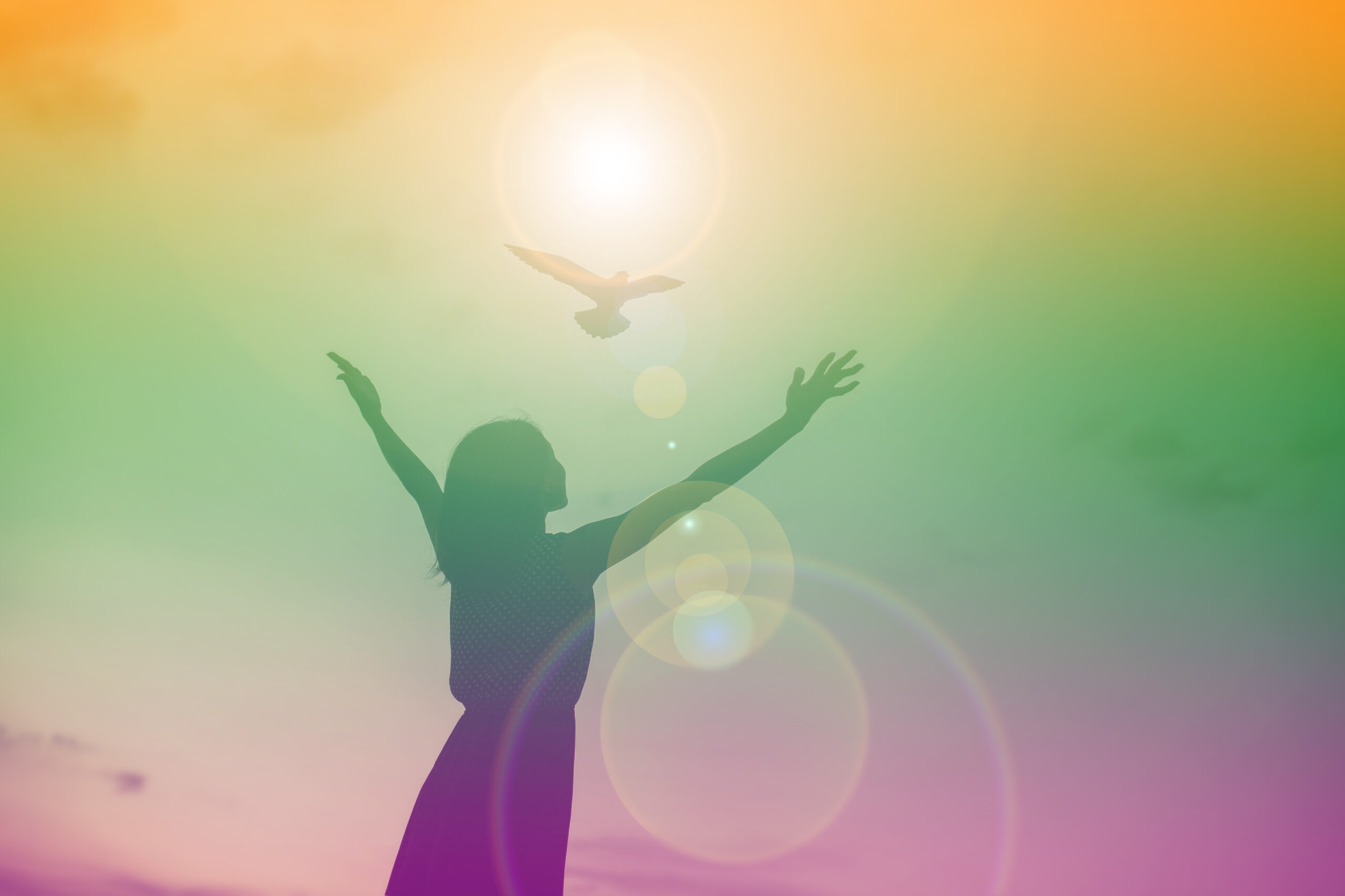 figura in controluce e luce calda che rappresenta libertà e connessione interiore - medipthazione