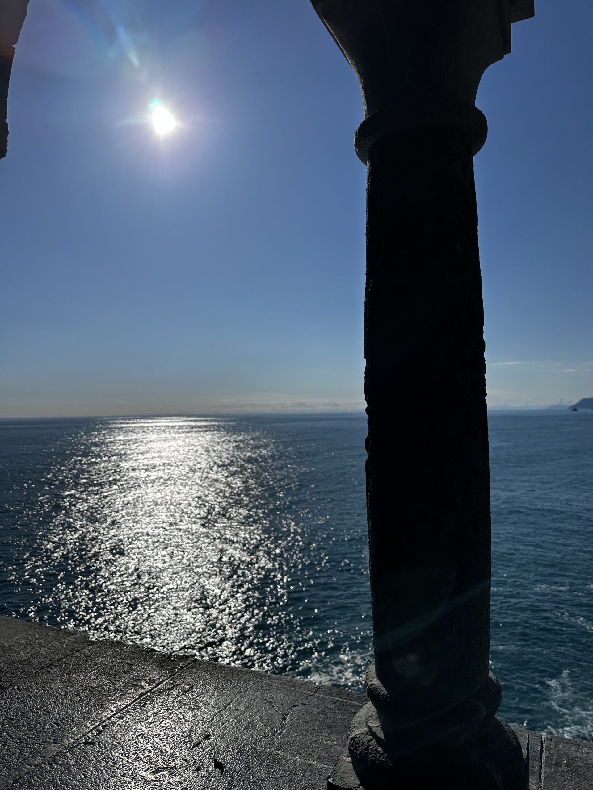 colonna che si affaccia sul mare con luce intensa riflessione e spazio interiore - medipthazione
