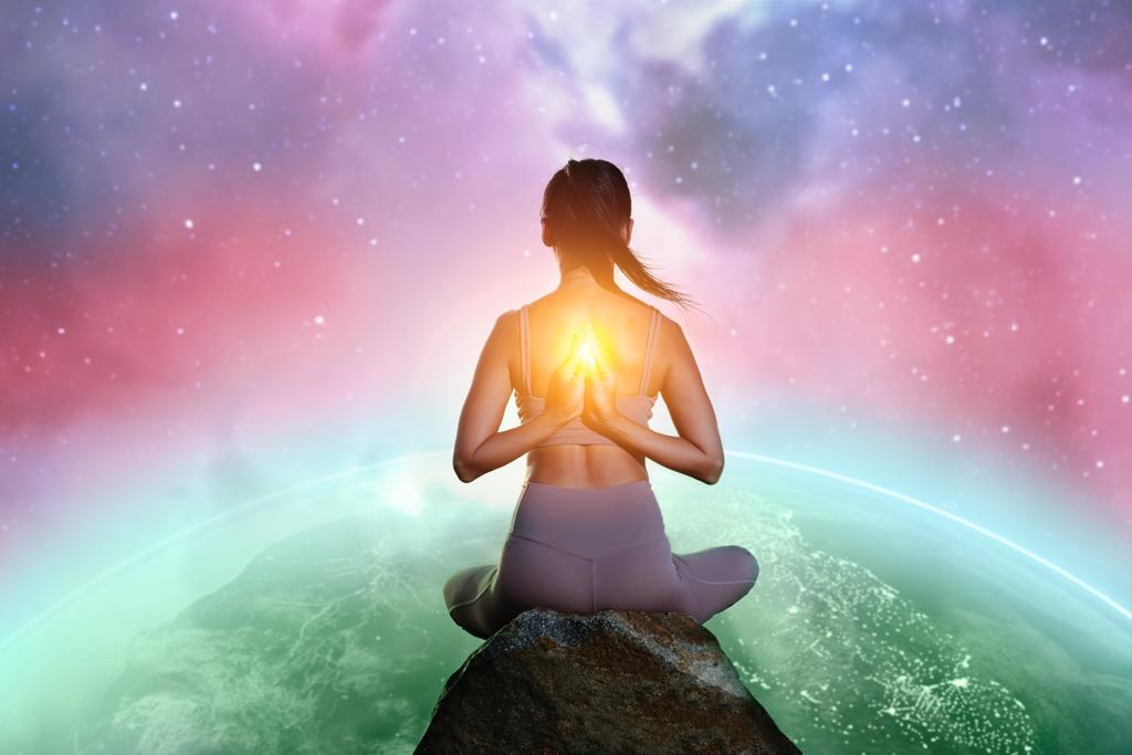 figura in meditazione con luce al cuore e universo sullo sfondo connessione interiore - medipthazione