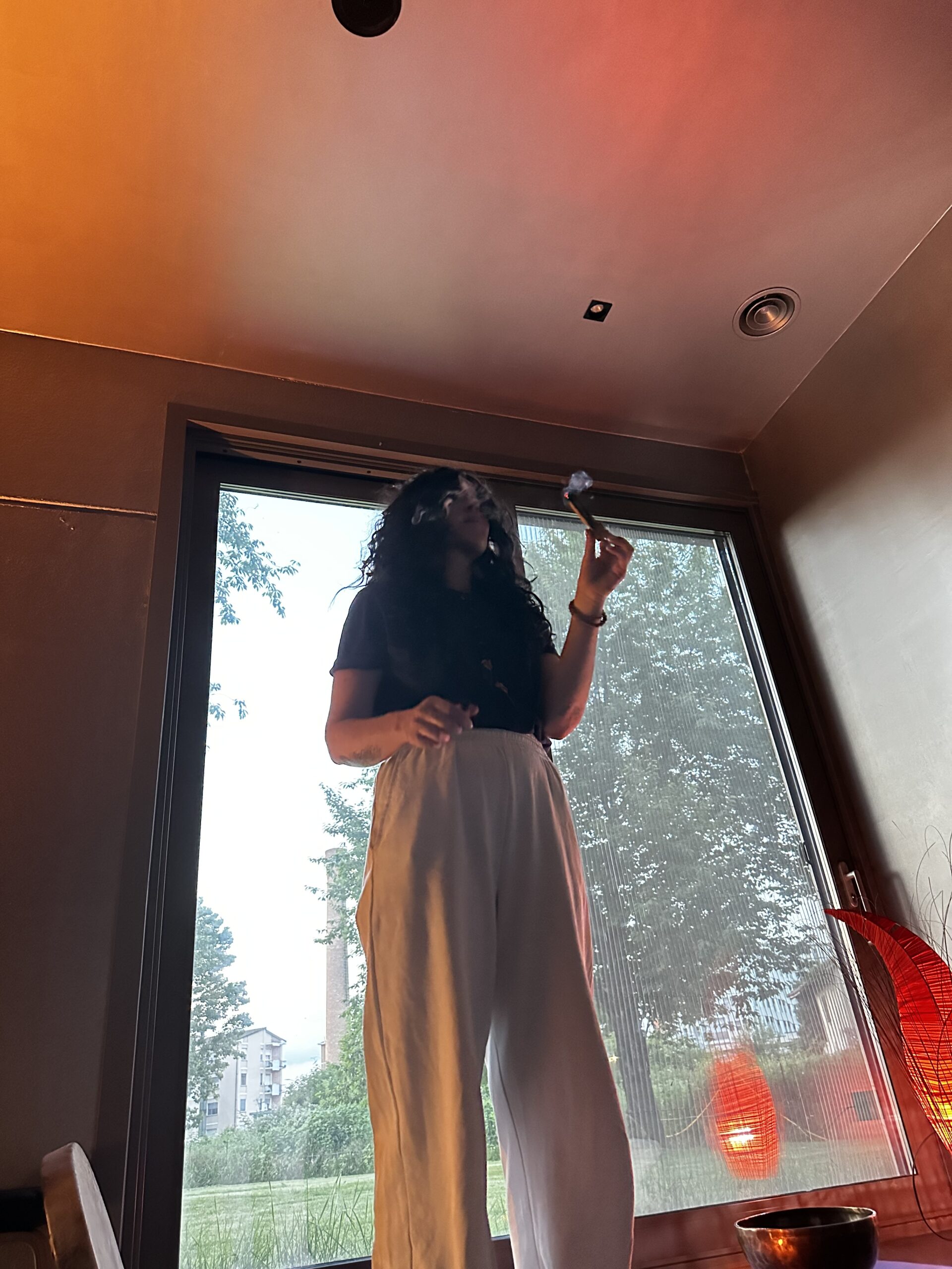 figura in piedi in uno spazio interno con luce soffusa - medipthazione